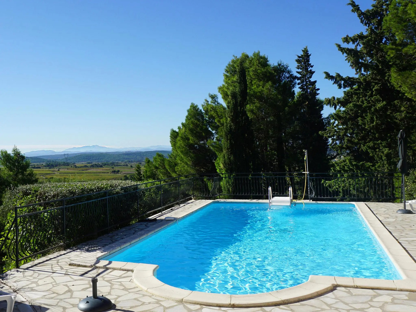 Villa with 3 suites, swimming pool, phenomenal view, walking distance restaurant