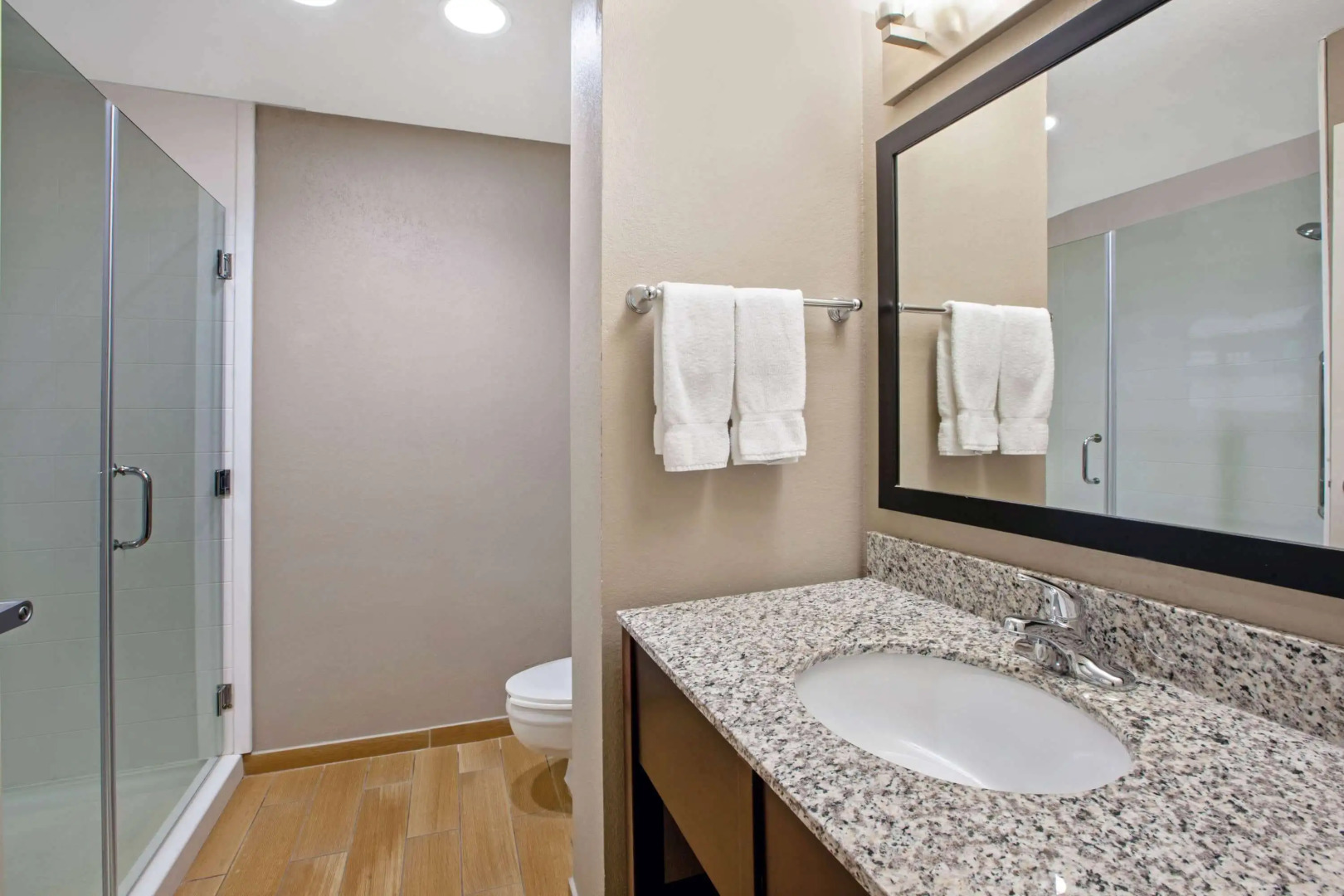 La Quinta Inn & Suites by Wyndham Detroit Metro Airport