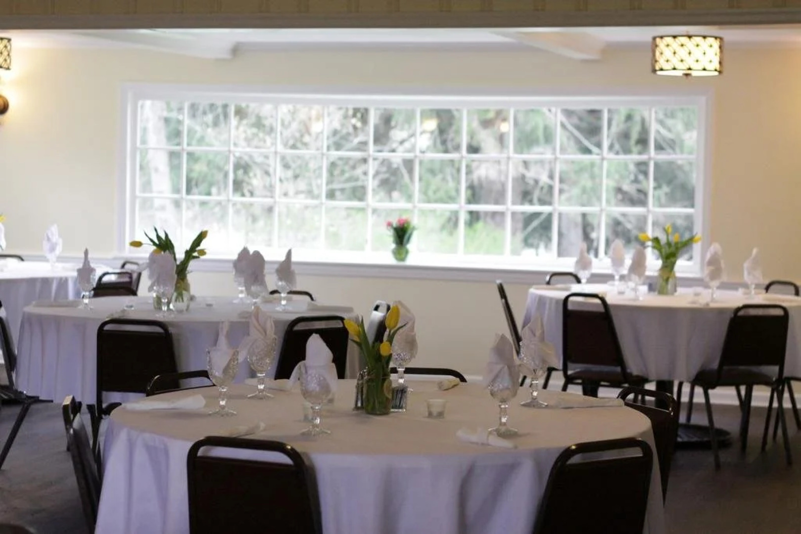 Edgewater Inn & Riverside Grill