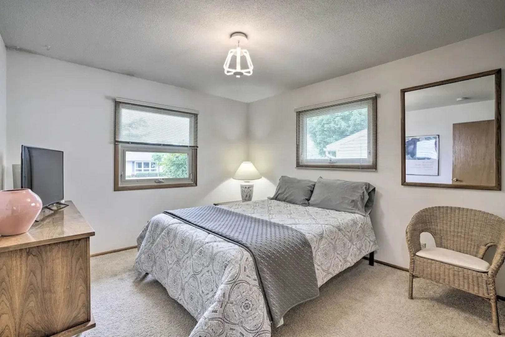 Charming Rochester Home - 2 Mi to Mayo Clinic!