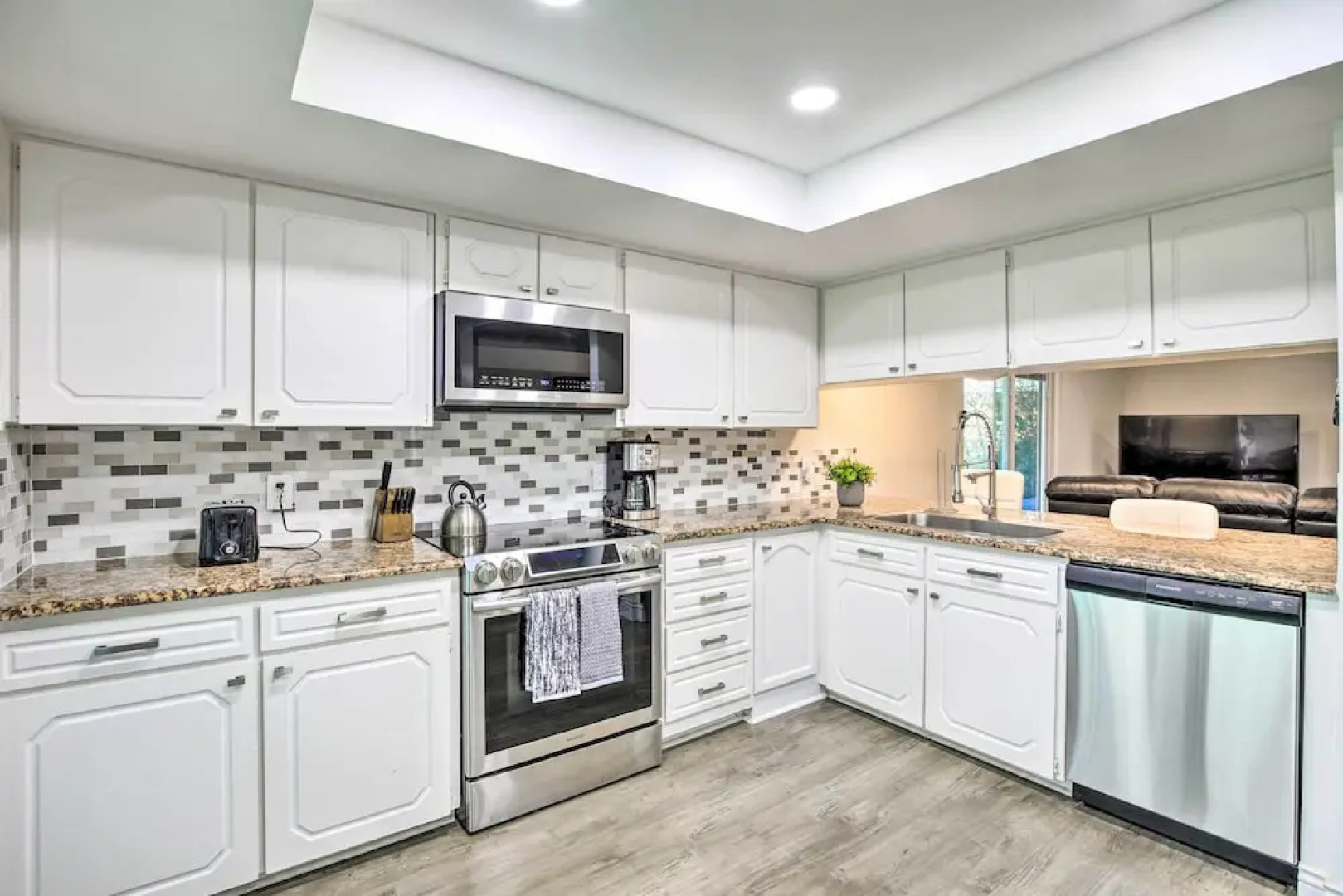 Poolside Oasis: Richardson Home w/ Movie Room!