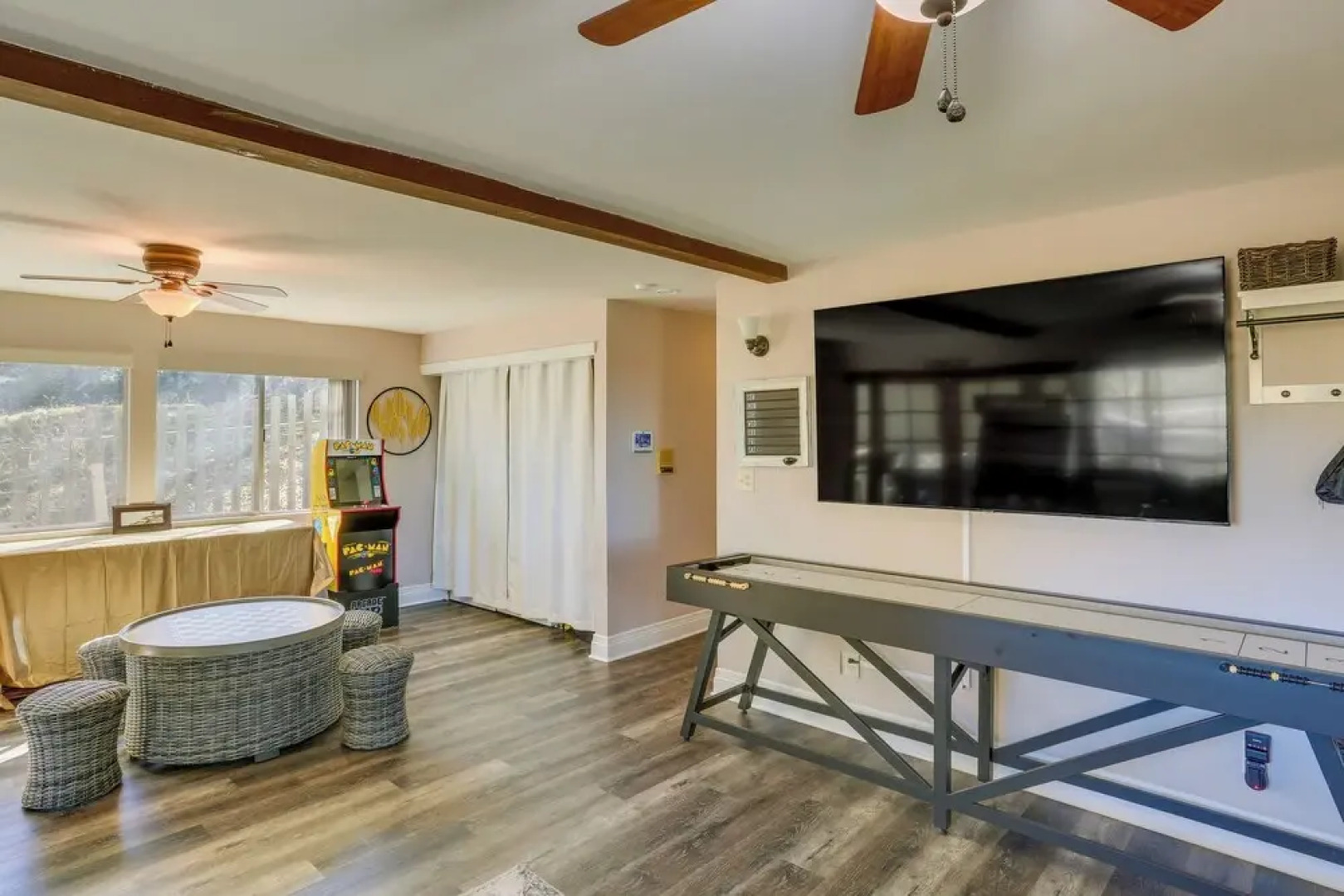 Spacious Crestline Retreat: 1 Mi to Lake Gregory