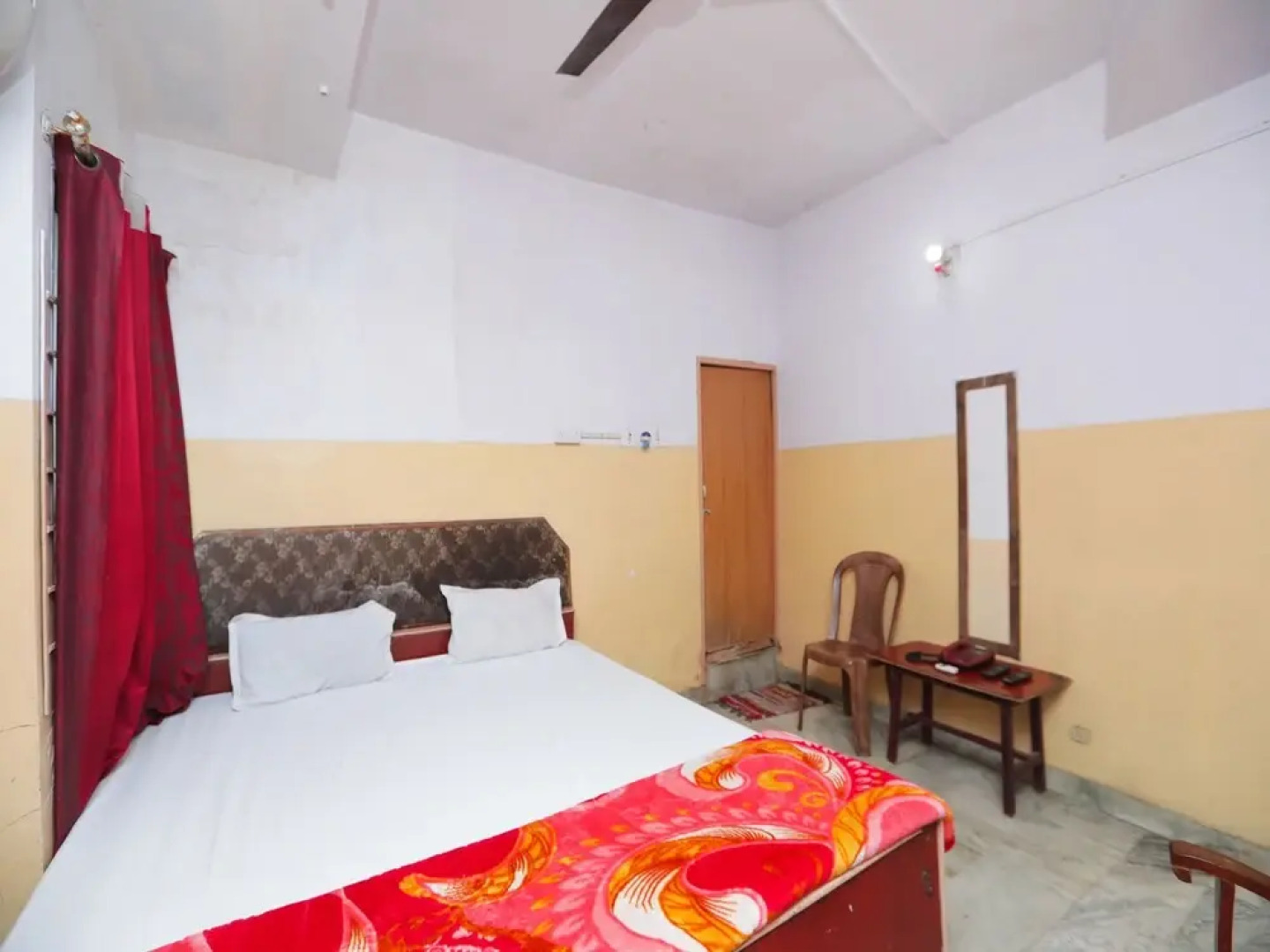 SPOT ON 45472 Hotel Savitri