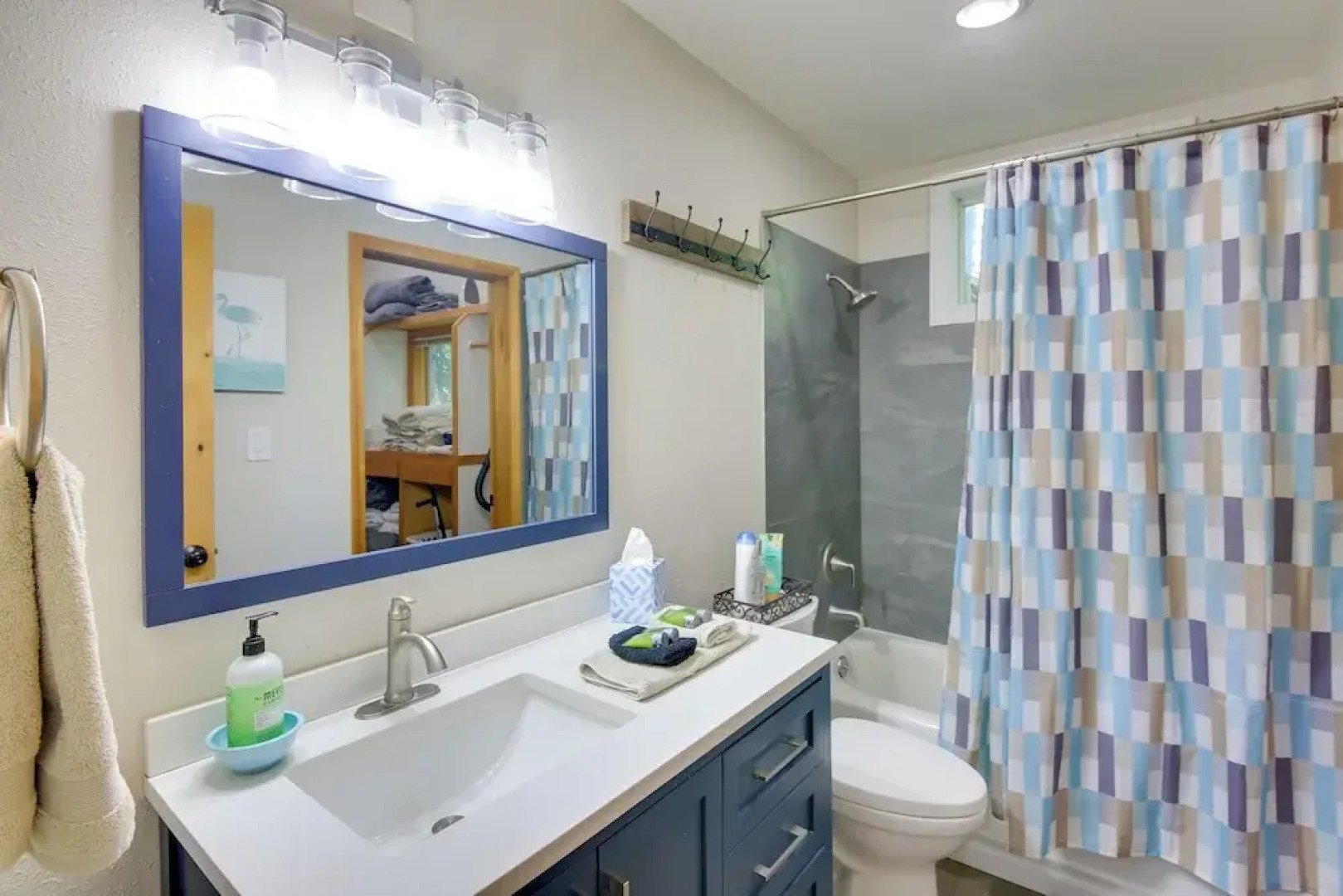 ~14 Mi to Schweitzer Mtn: Lakefront Home