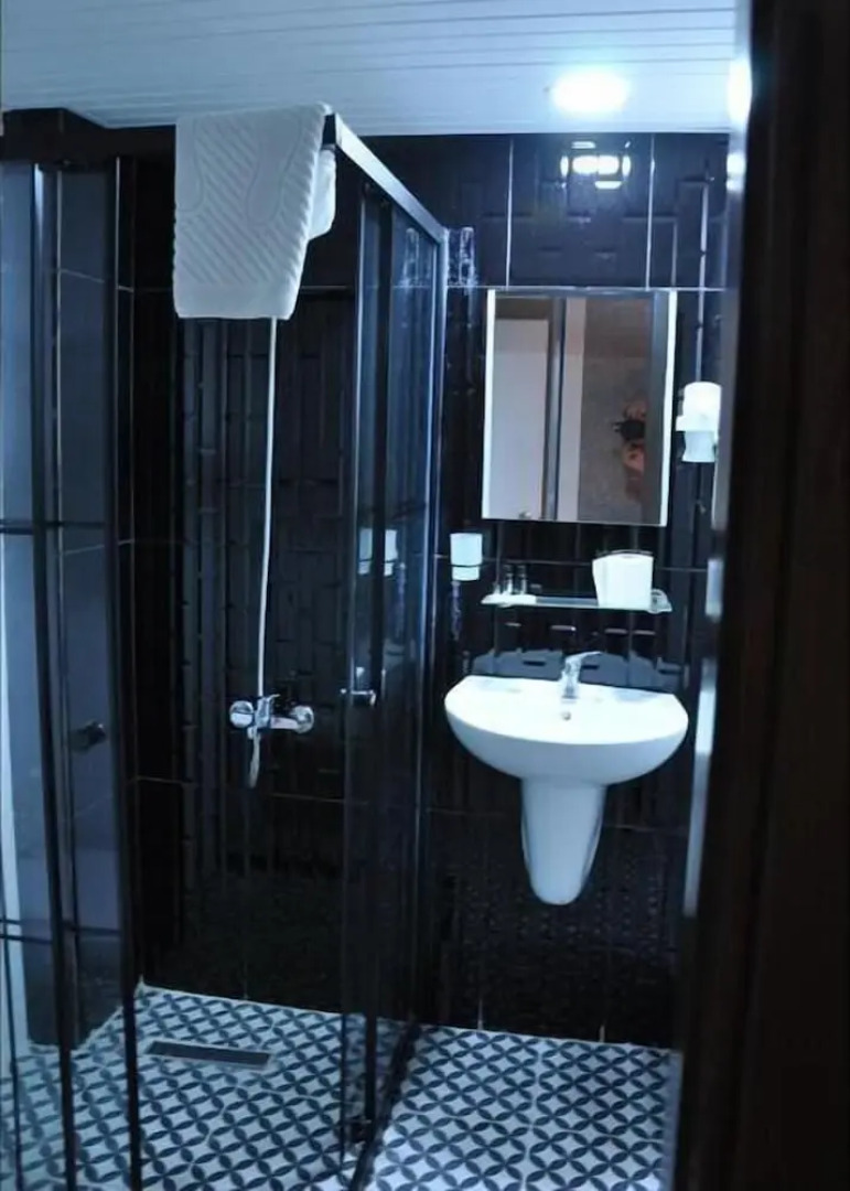 Anita Kemer Noch Hotel