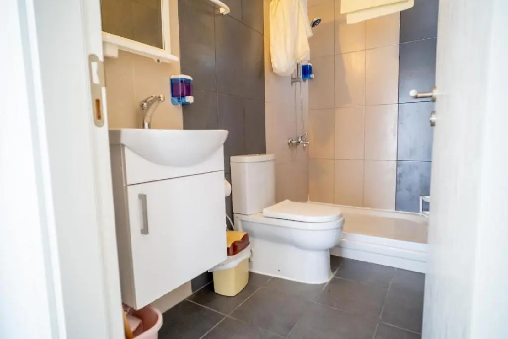 Beautiful Two-bedroom Apartment with Sea and Mountain views Sel 8-5