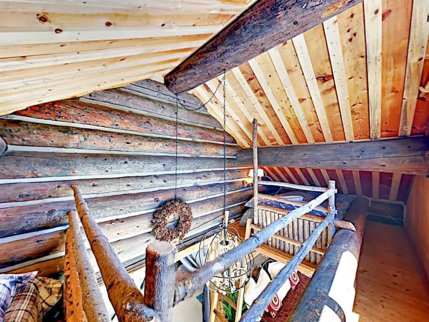 Secluded Mountain-view Log , Near Snow Trails 2 Bedroom Home