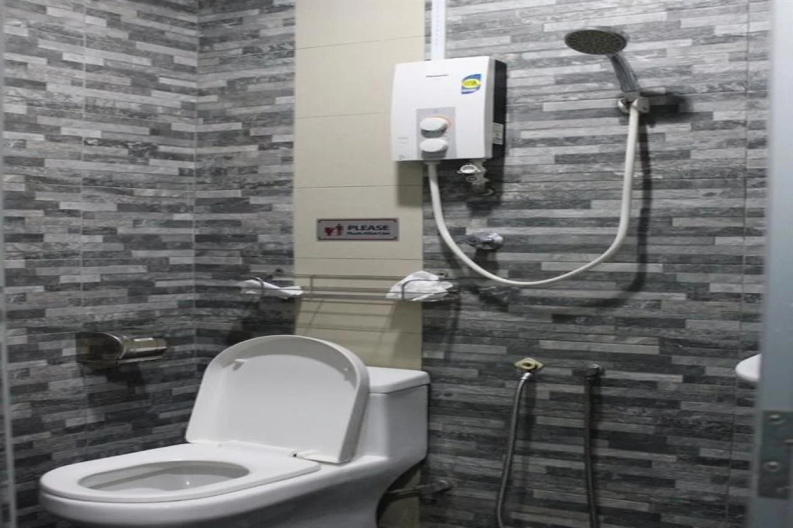 SPOT ON 90236 Zigzag Travellers Home - Hostel