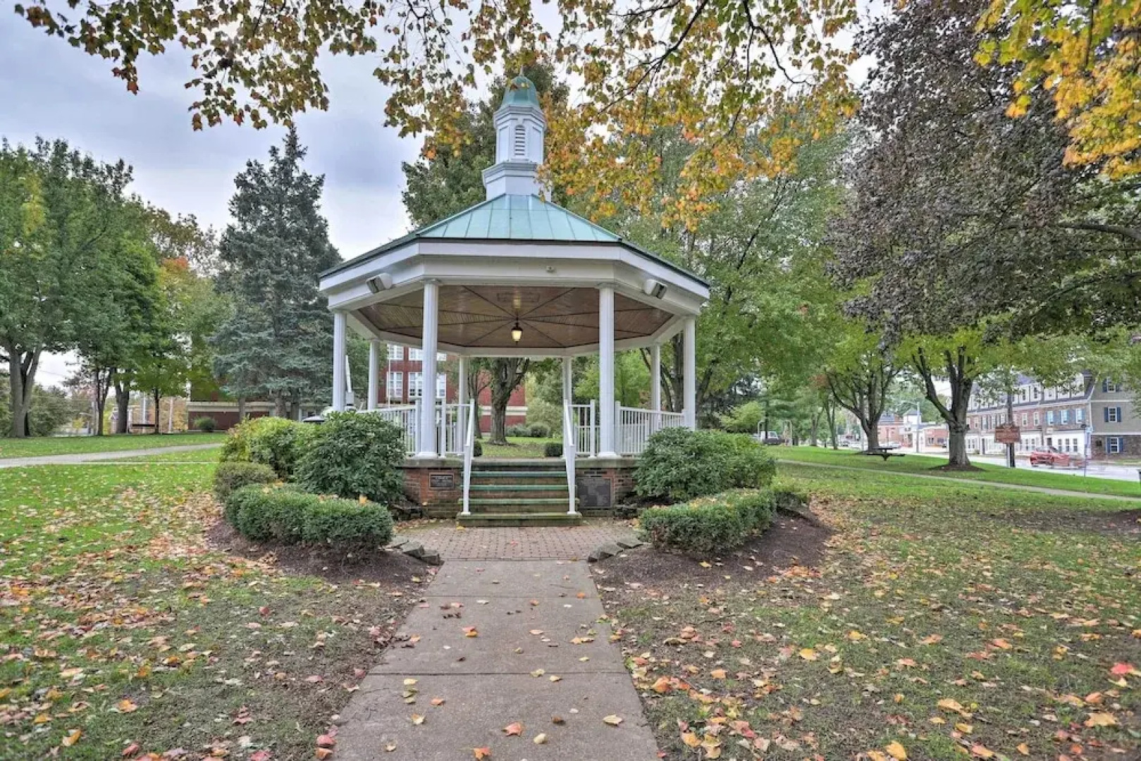 Pet-friendly Home - 1/2 Mi to Downtown Willoughby!