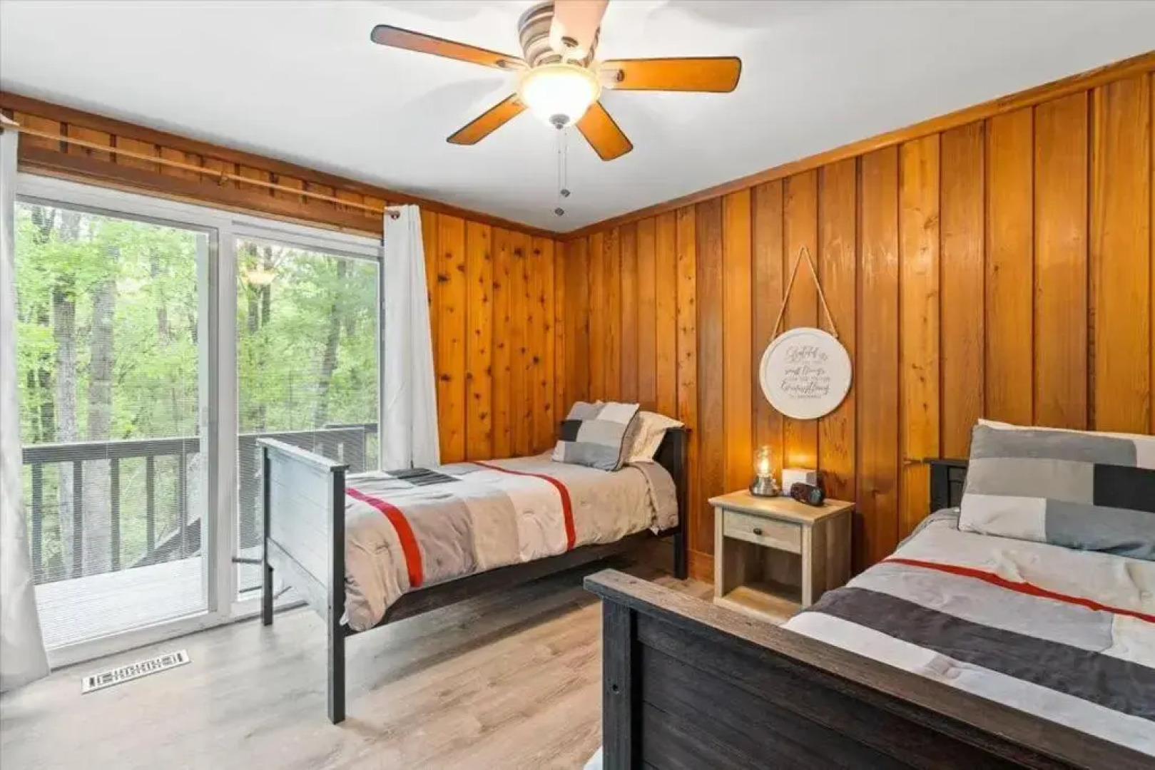 The Gingerbread House: 4 BR chalet, w/ Sunroom/Deck, sleeps 12, modern amenities