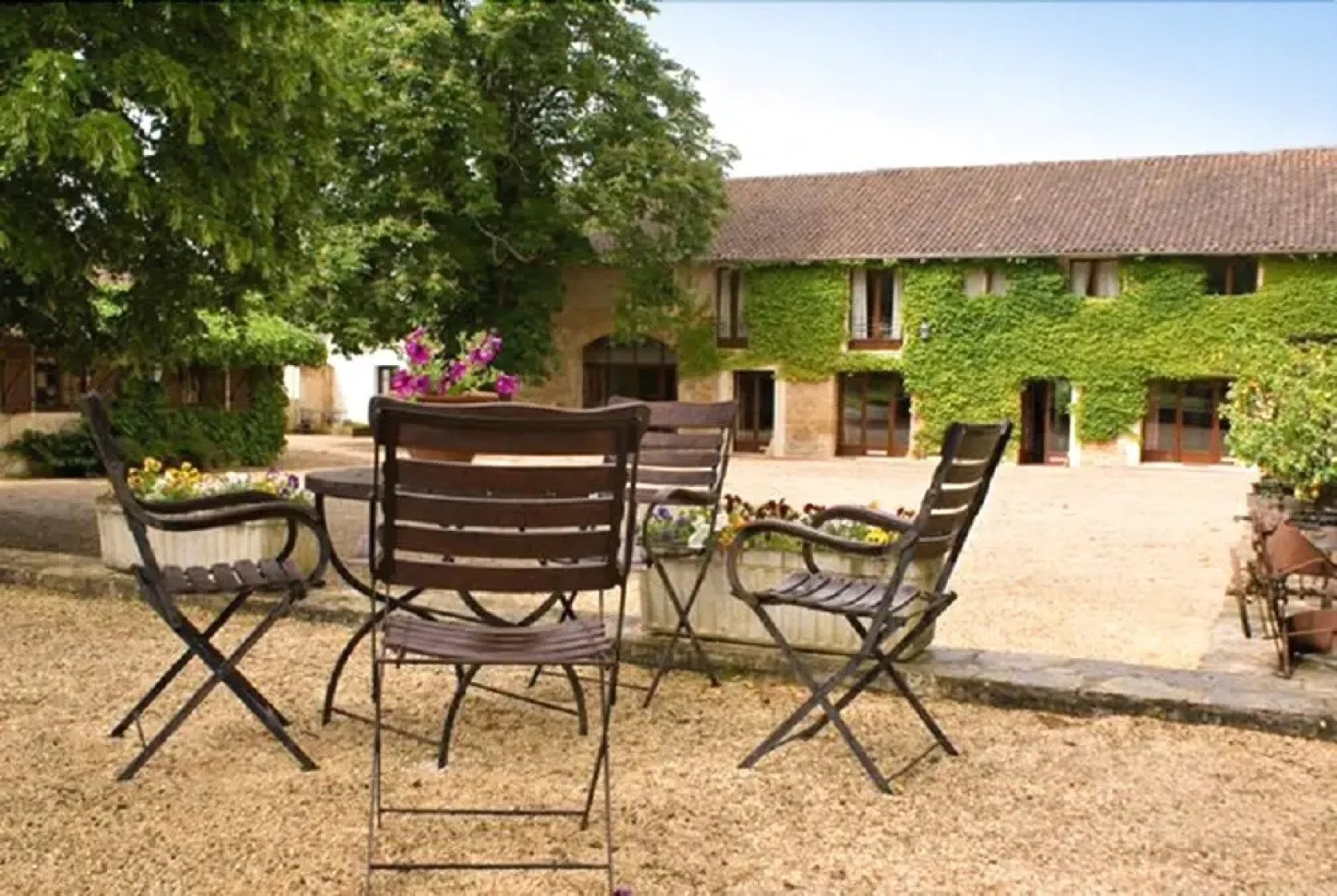 Wonderful location for weddings and parties by French château