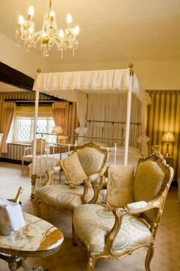 Albright Hussey Manor