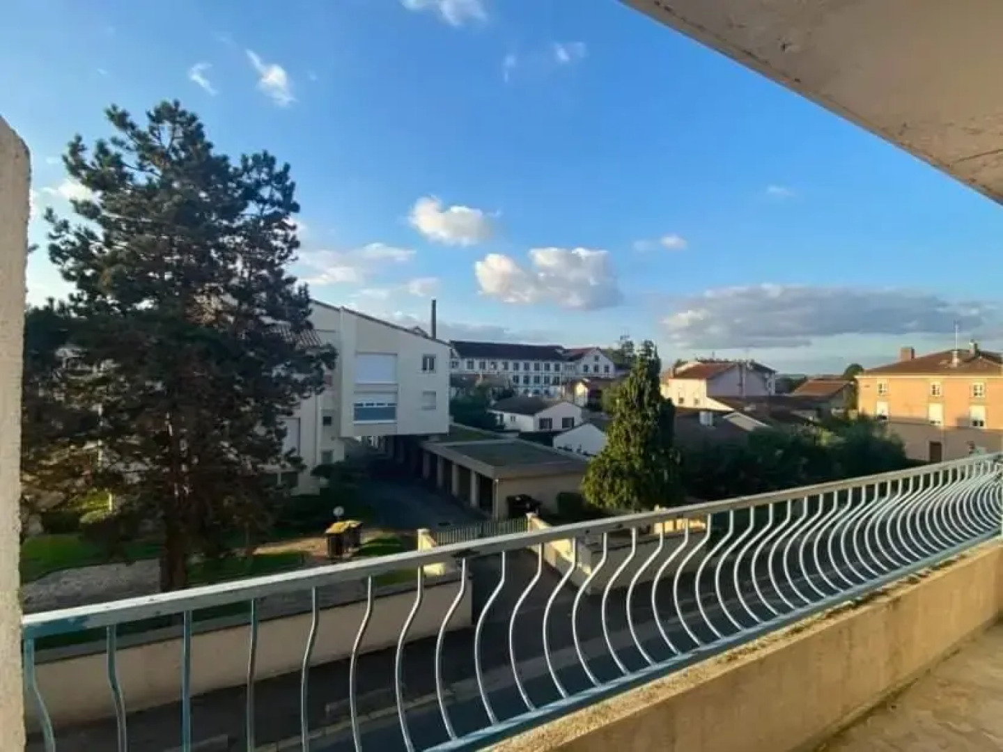 Grand studio avec balcon proche du centre ville