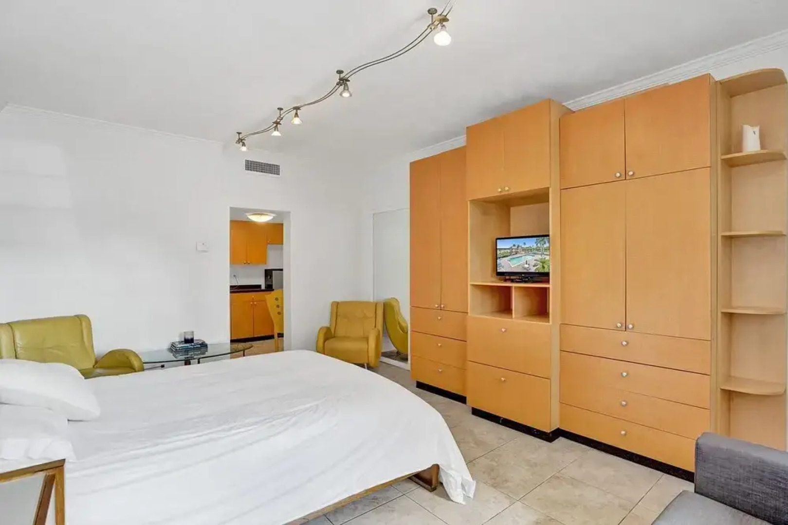 Gorgeous Apartment walking distance to Beach!!