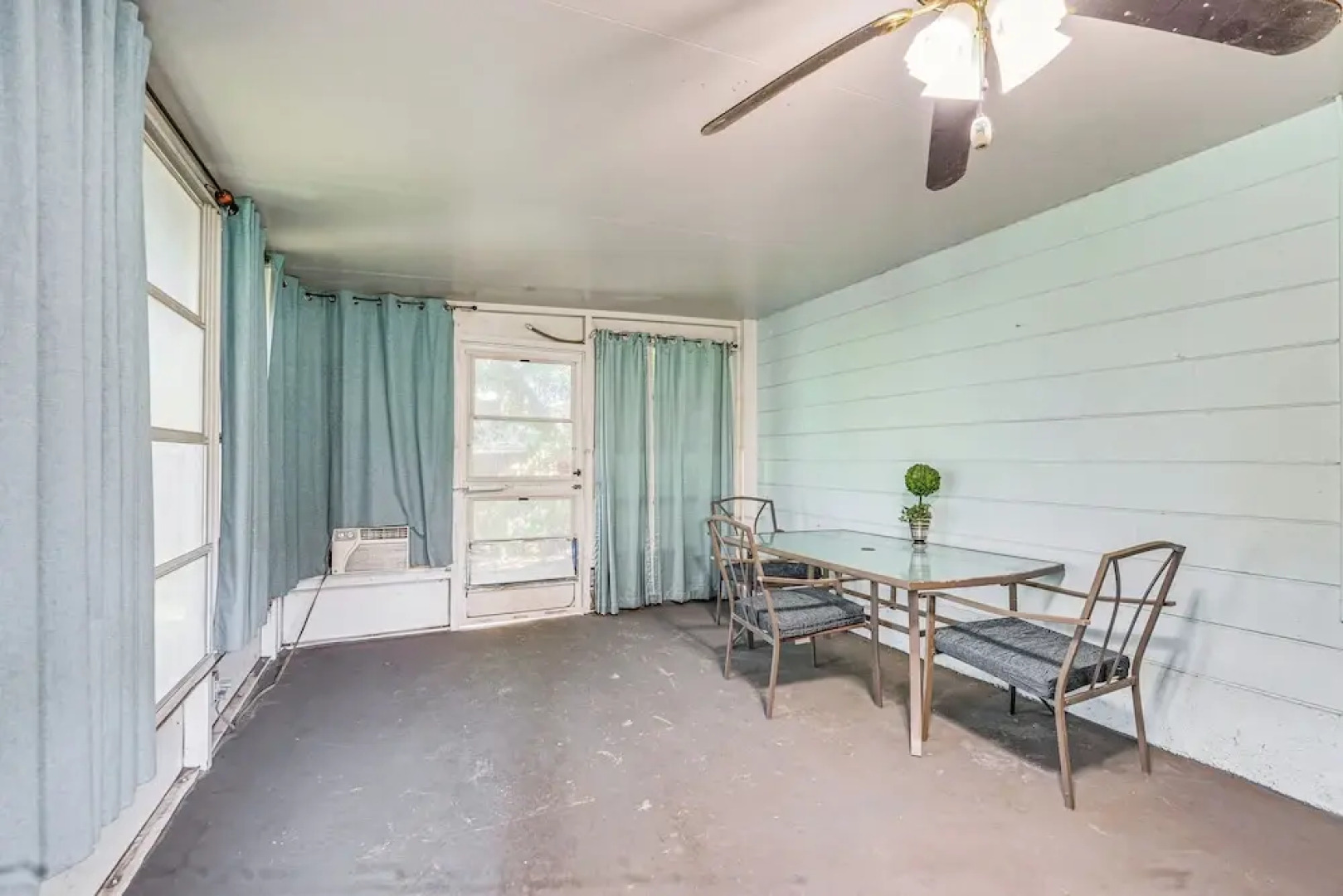 Spring Hill Home - 3 Mi to Weeki Wachee Springs!