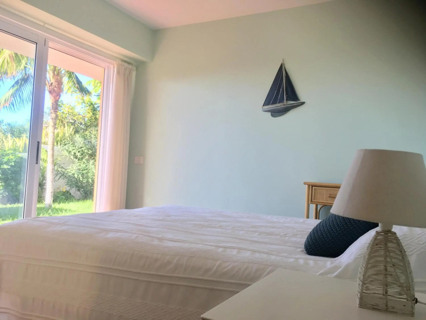 Villa in protected space in front of the sea