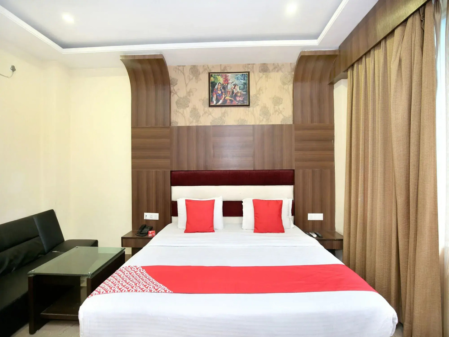 OYO 5710 The Majestic Crown Hotel