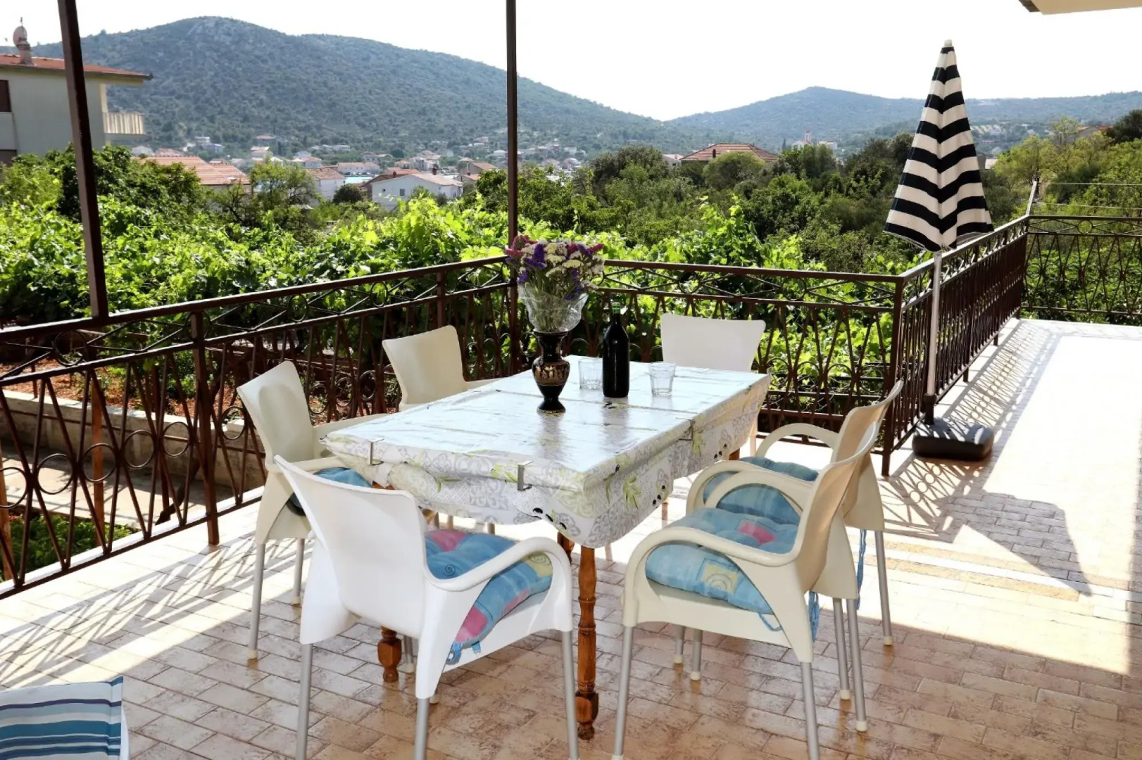 Apartment Marin - comfortable apartment near sea: A1 Vinisce, Riviera Trogir