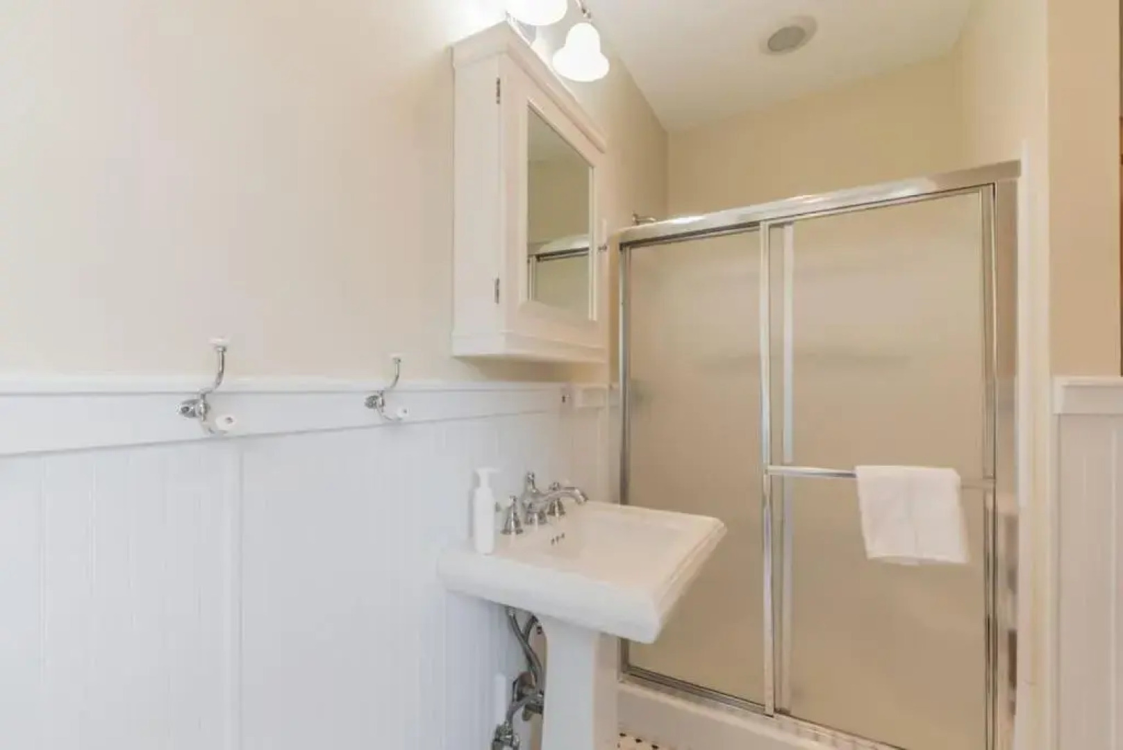 Beach Block 7 bdrms Parking Patio and Sunroom