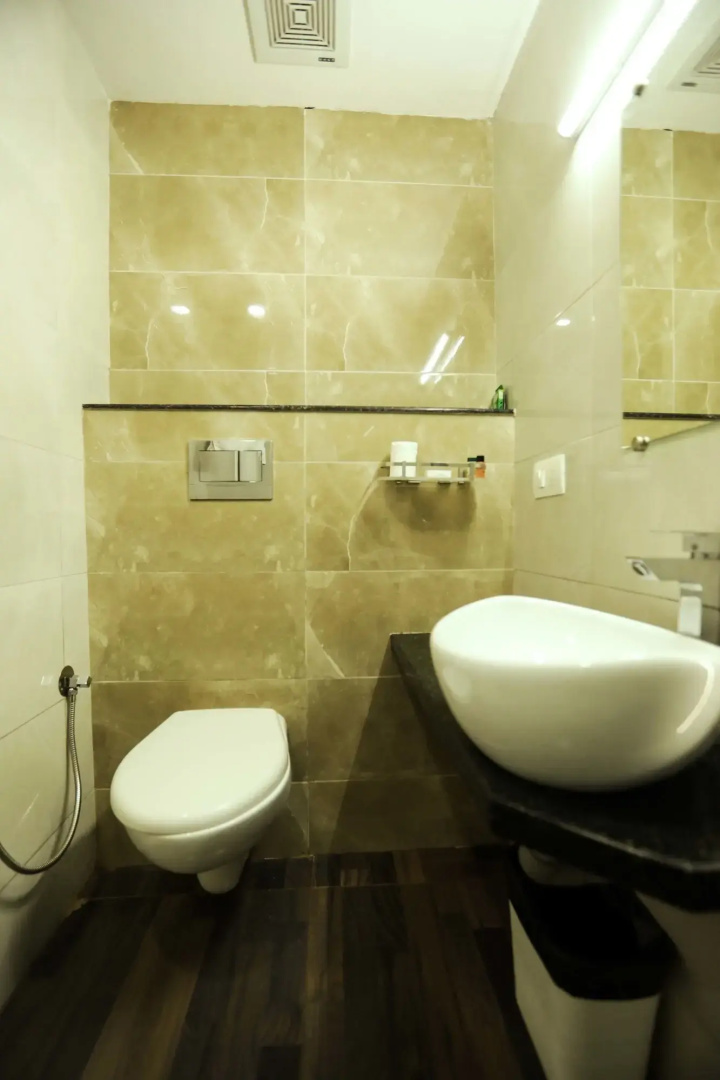 OYO 15909 The Traders Hotel
