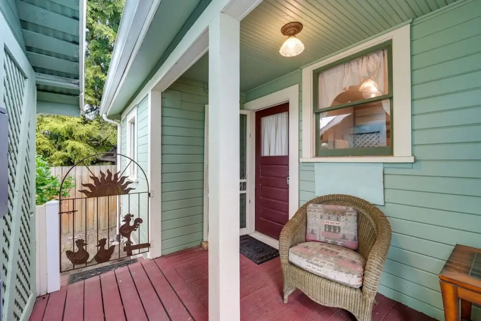 Charming La Conner Vacation Home w/ Fireplace!