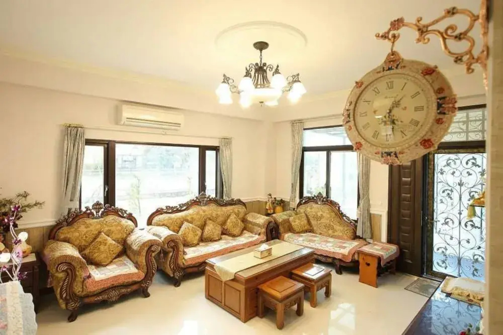 Textile Girl Romantic Homestay