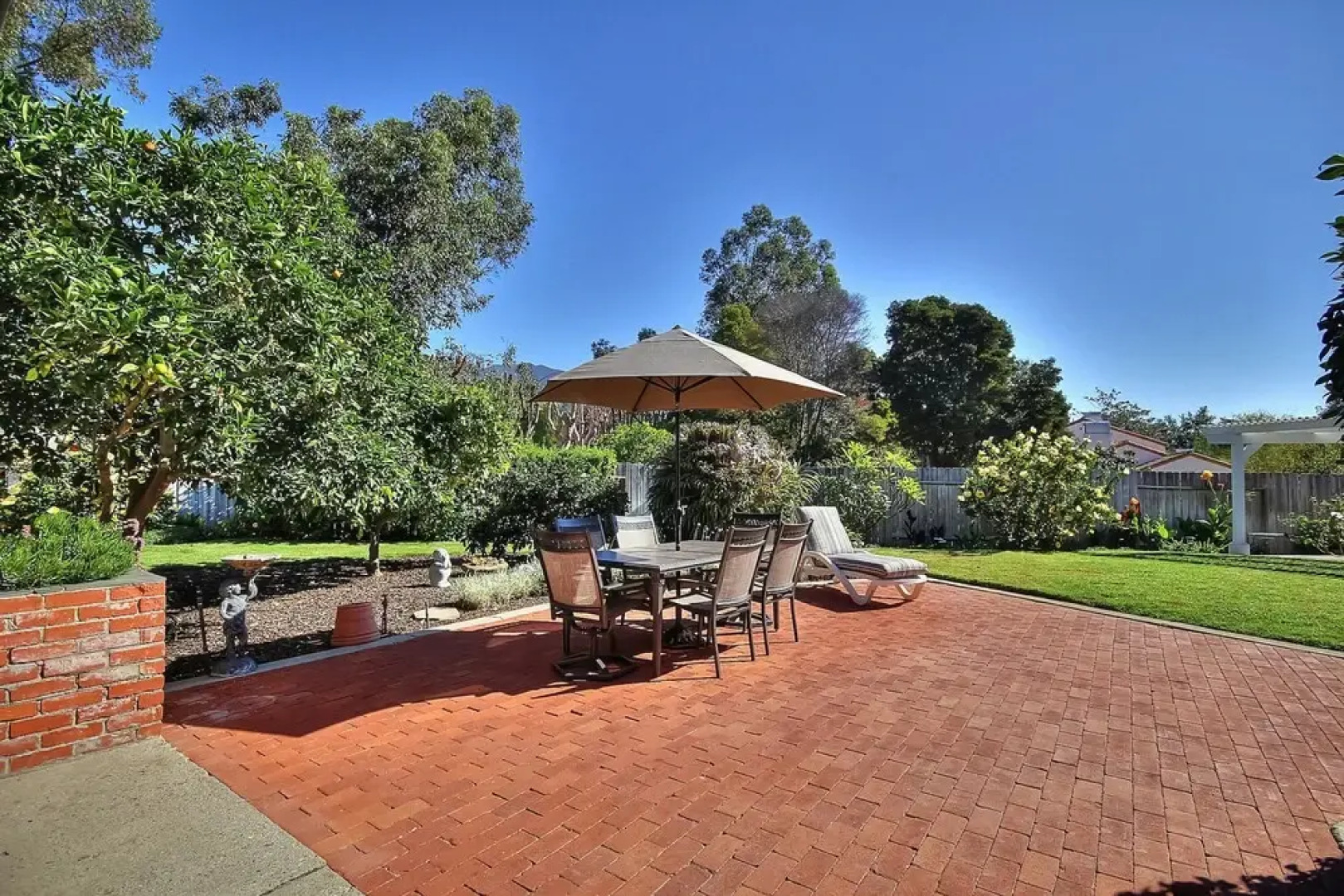 3BR 2BA Classic Montecito House Minutes to Butterfly Beach by RedAwnin