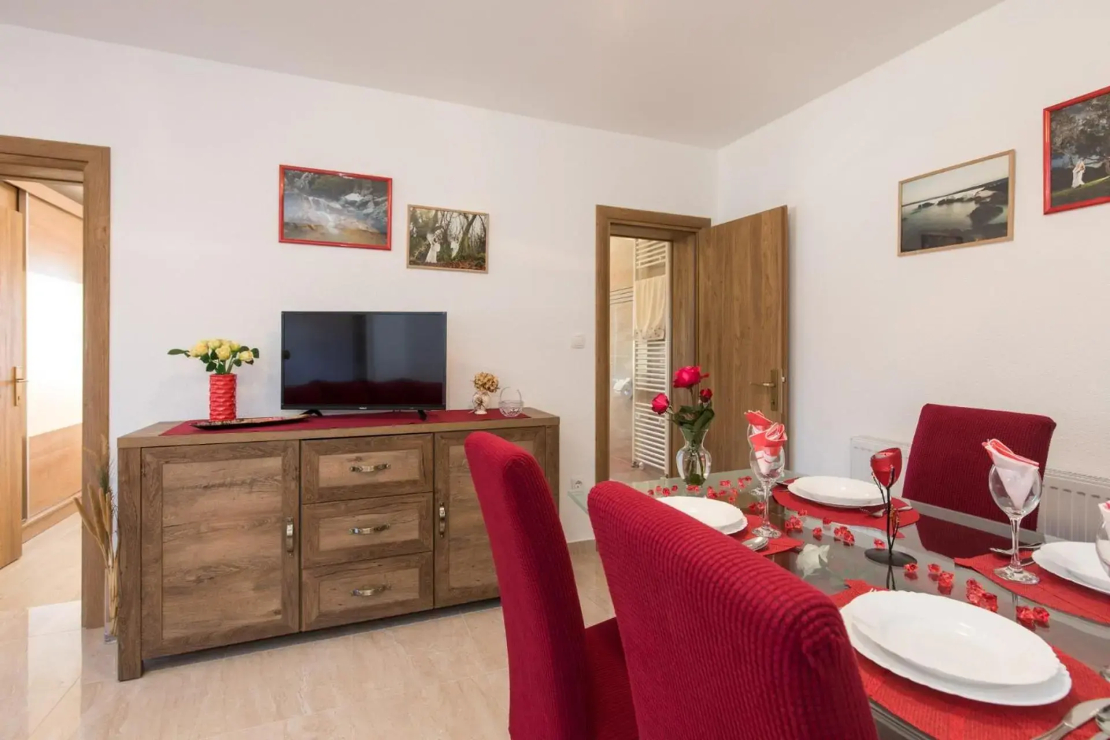 Apartment Doris, Nenadici