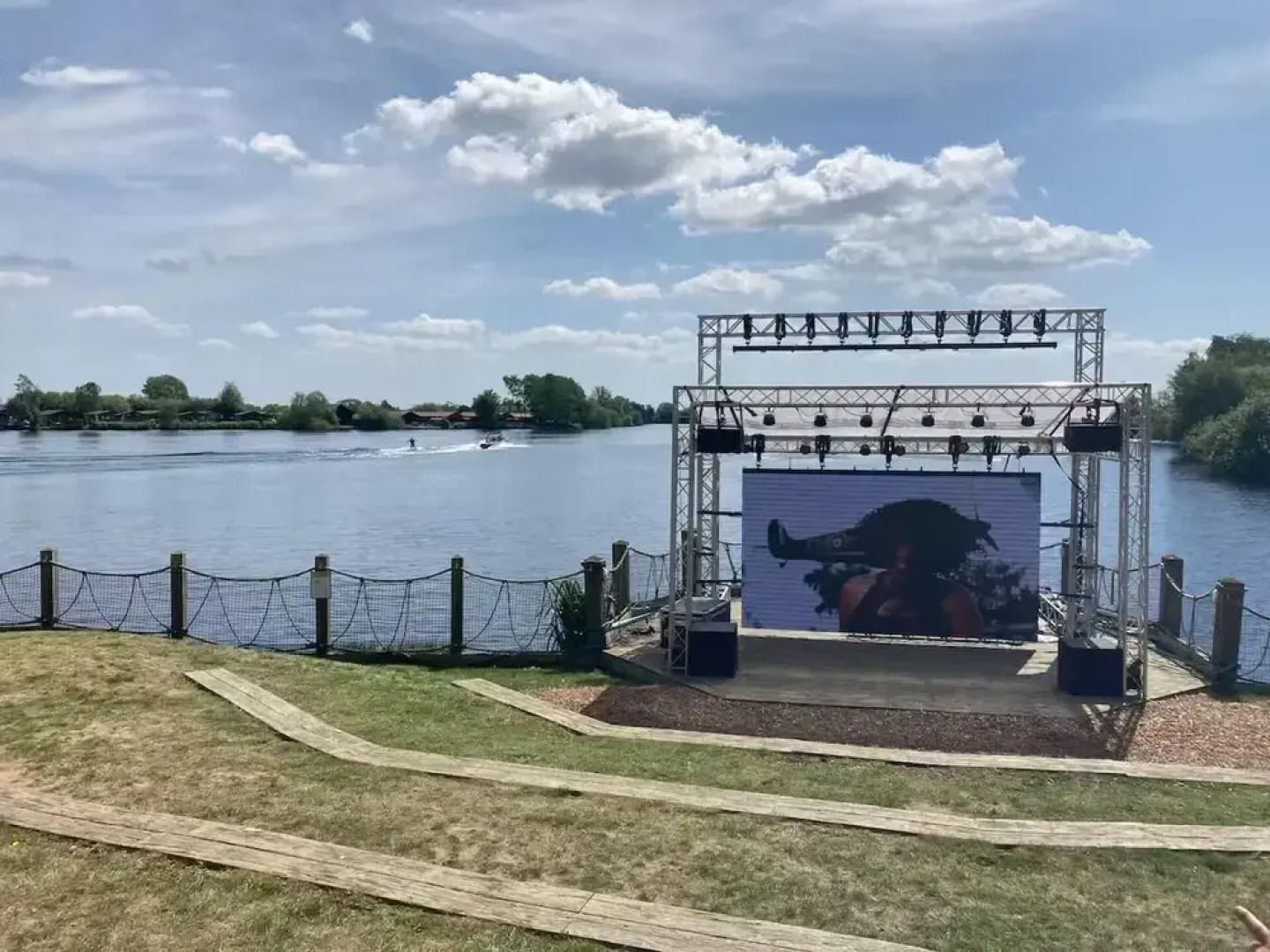 Caravan-sleep8-hottub-freep-balcony-familyfriendly