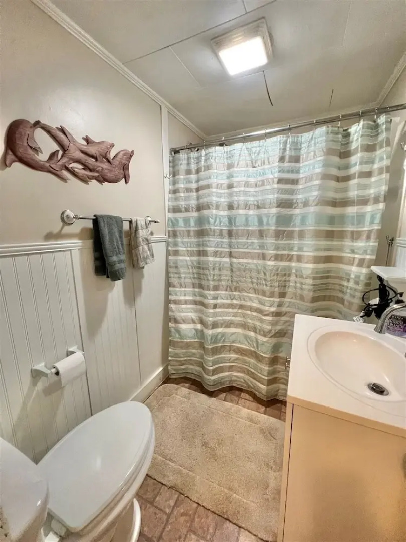 Mary's Lakeview - Limit 10 4 Bedroom Home by RedAwning