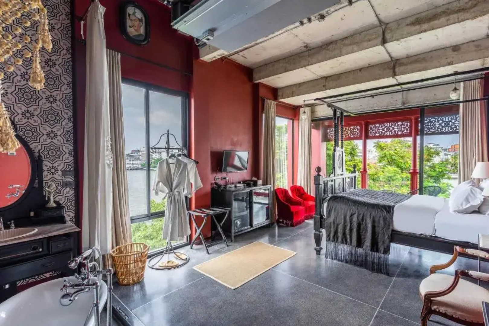 Amdaeng Bangkok Riverside Hotel