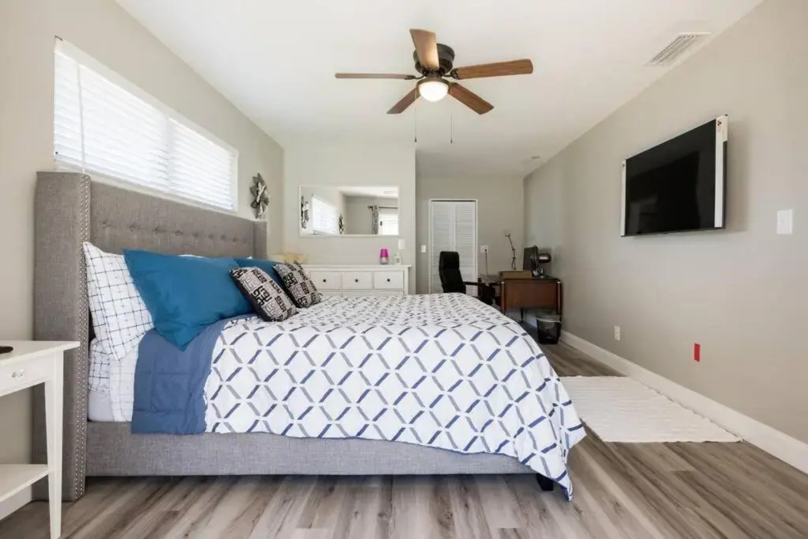 Elegant Heated Pool Home 12 minutes to the beaches of Anna Maria Island and IMG Academy