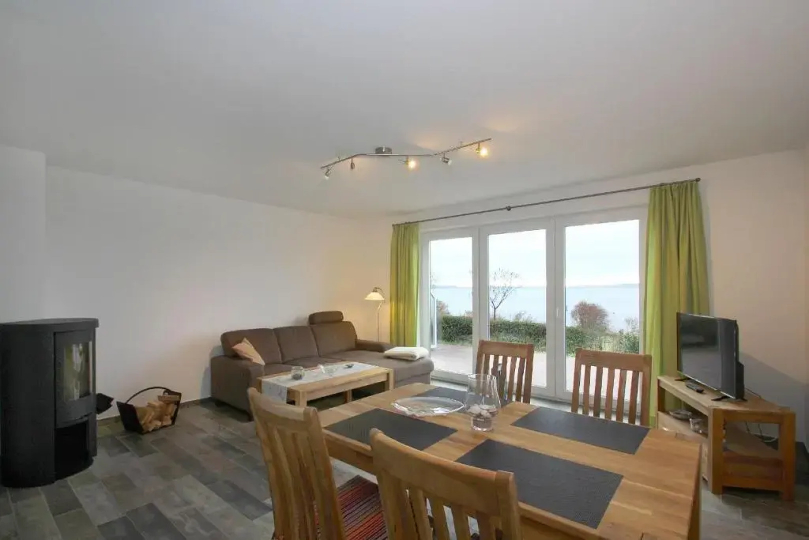 F-1037 Haus Neuendorf - Kaminfeuer