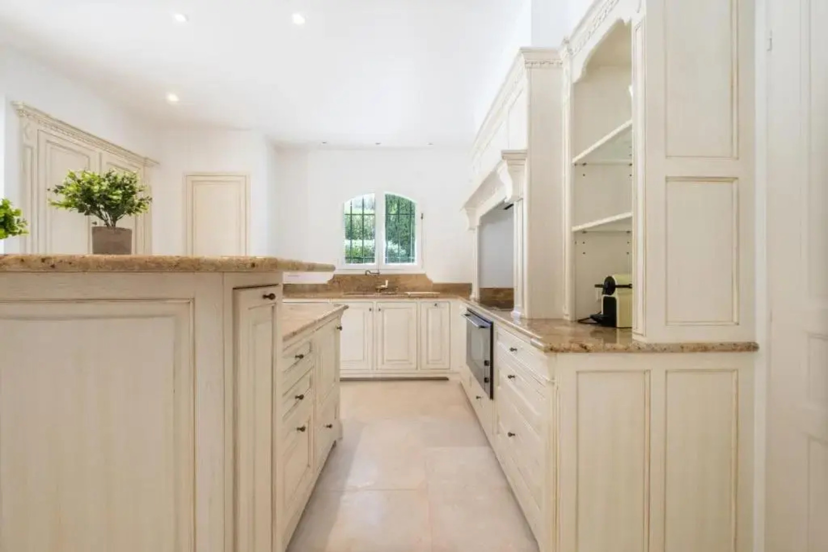 SERRENDY BIJOU de 280m2 au calme absolu avec piscine à débordement