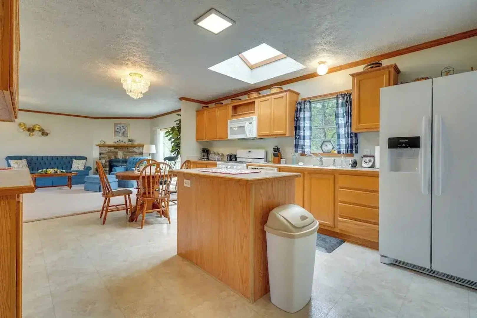 Serene Zanesville Getaway: Hot Tub, 2 Decks!