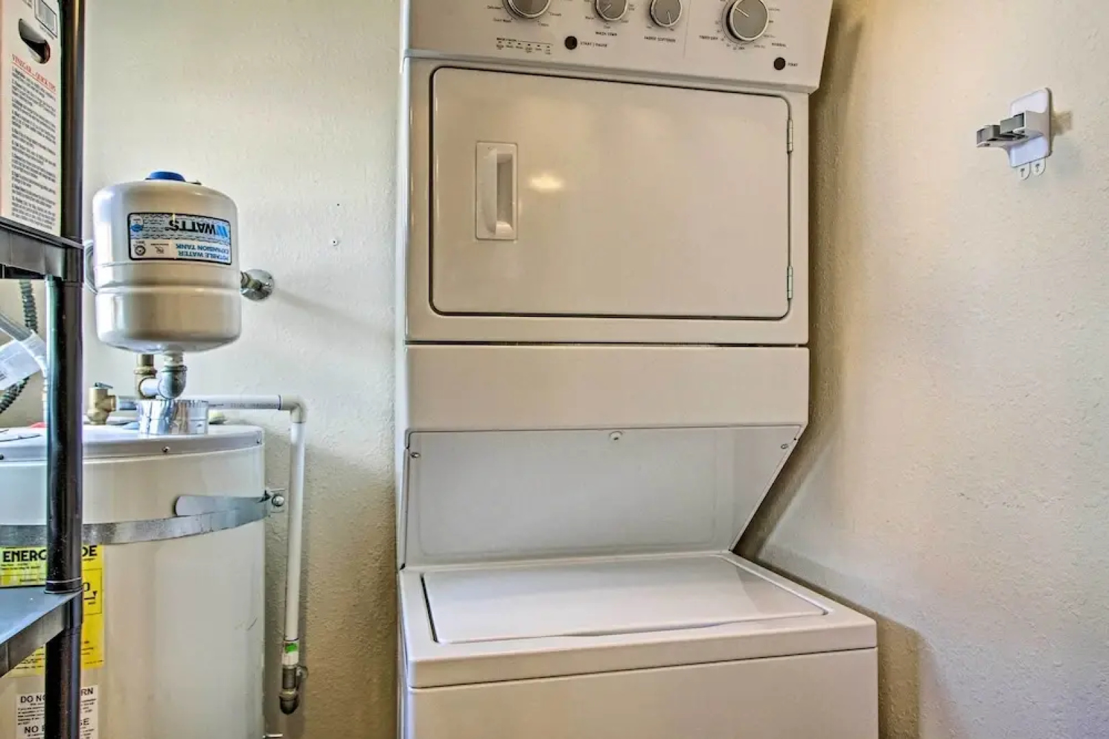 Lovely Tacoma Cottage w/ Fire Pit, Near Dtwn!