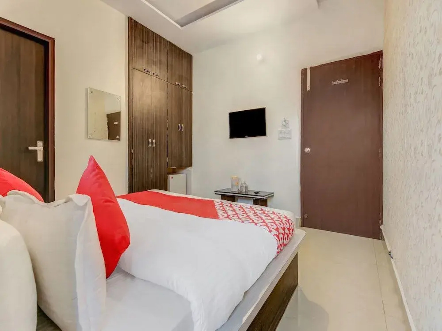 OYO 28040 Hotel Cg Inn