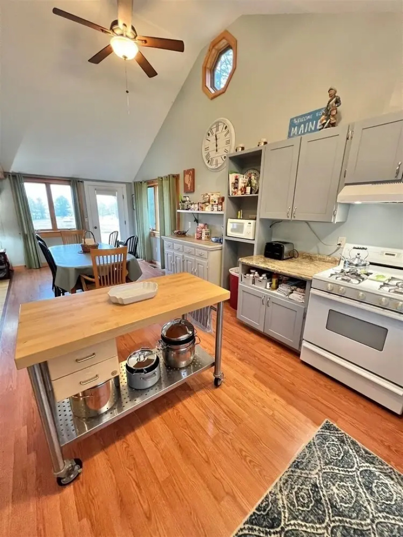 Mary's Lakeview - Limit 10 4 Bedroom Home by RedAwning