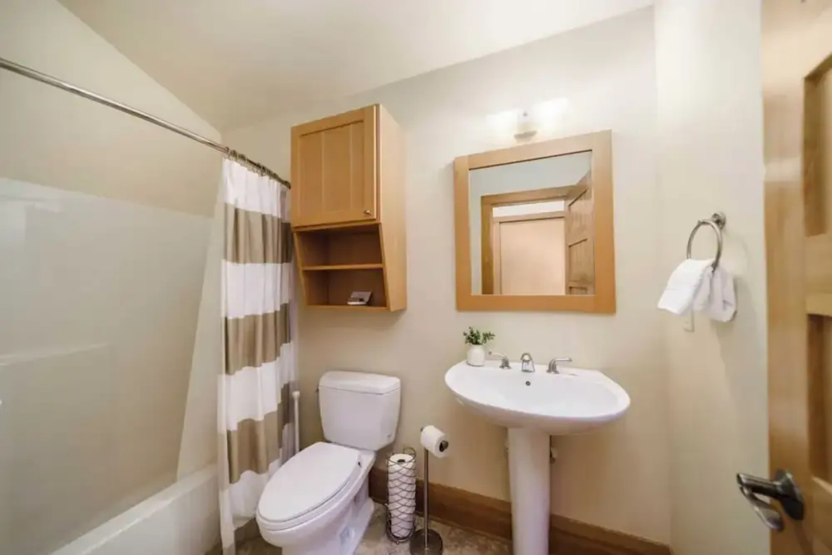 The Castle Rock Estate by Avantstay Steps From Arch Cape Beach w/ Hot Tub & Sauna