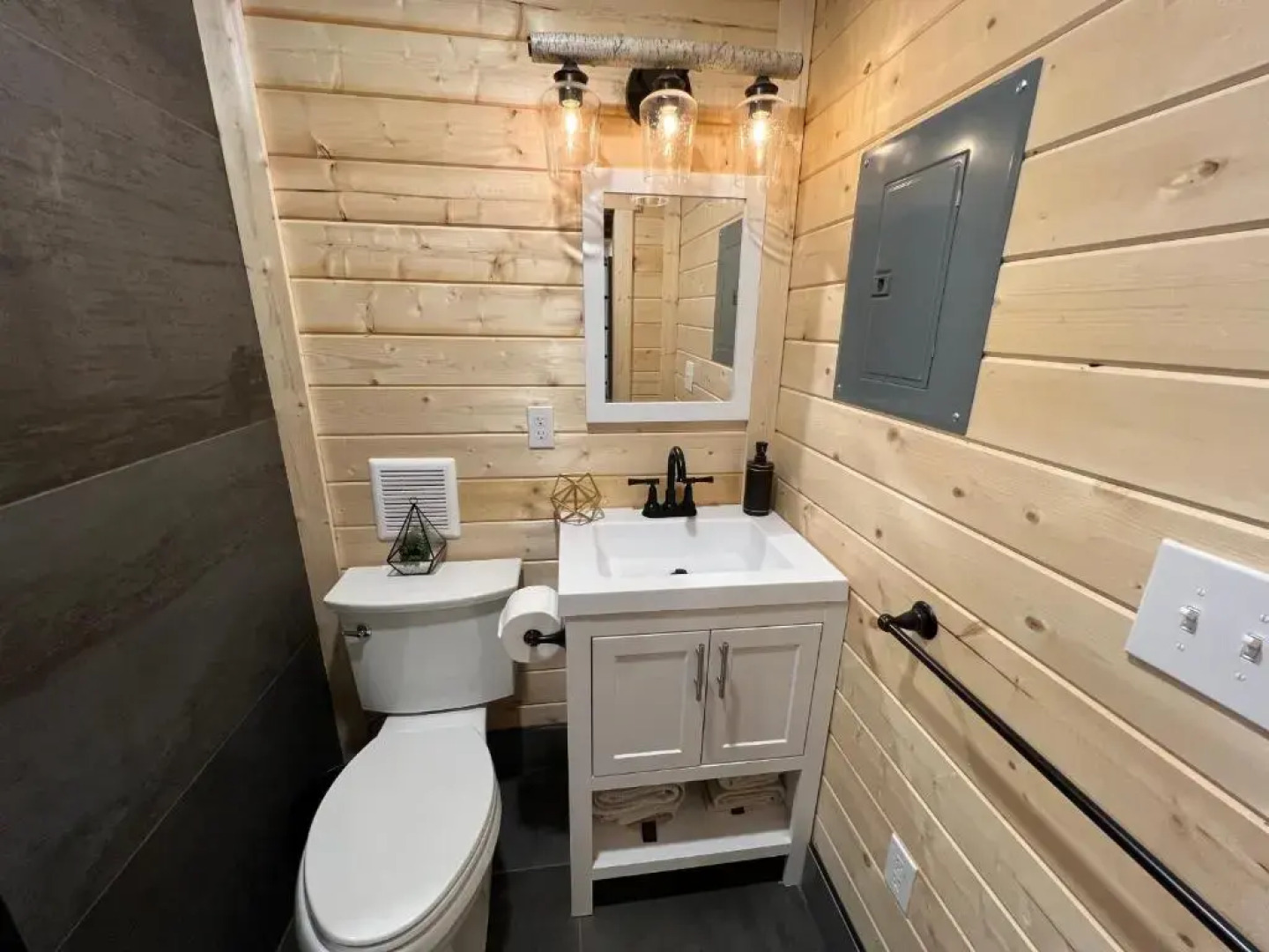 Cozy Orchard Garden Tiny House w Hottub AC Firepit