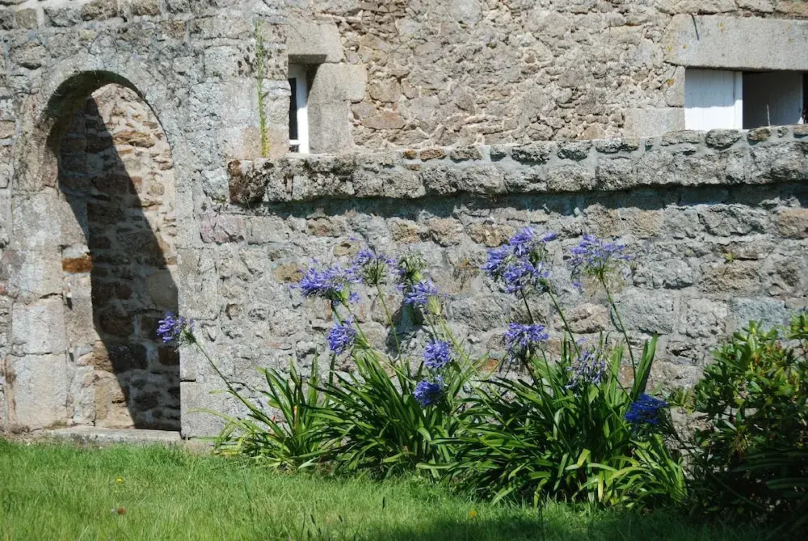 House With 3 Bedrooms in Jugon-les-lacs, With Furnished Garden and Wif