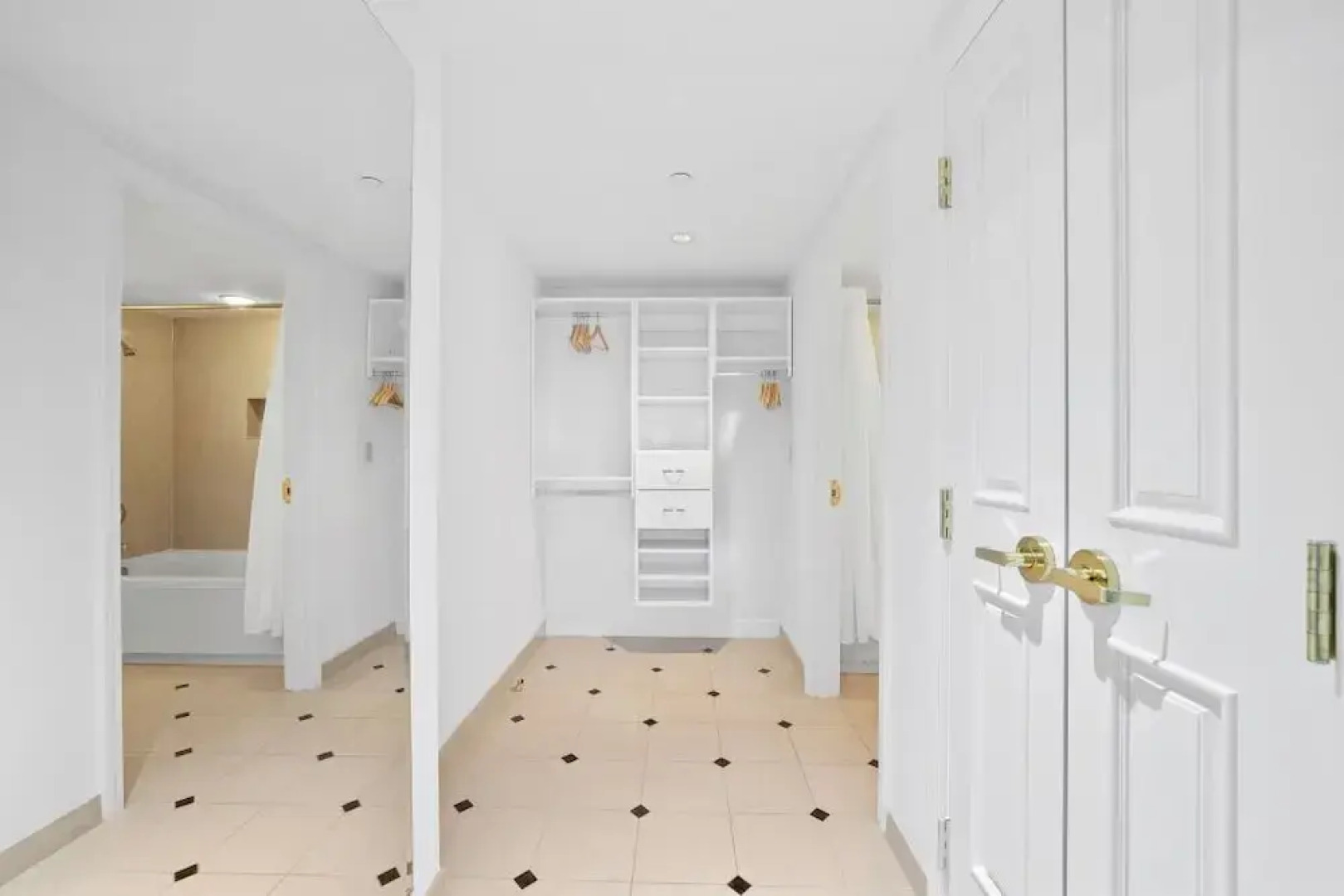 Sleep 6 Bold 1BR 2BA Beachfront Cozysuites