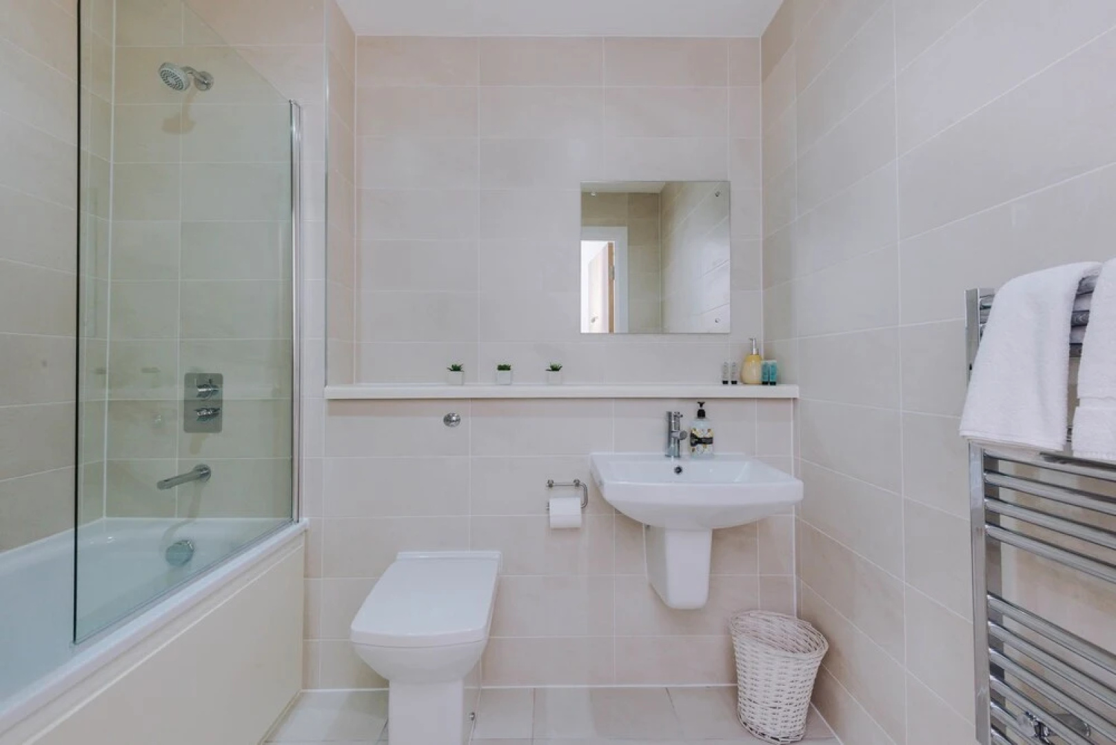 Contemporary 1 Bed Apartment Media City