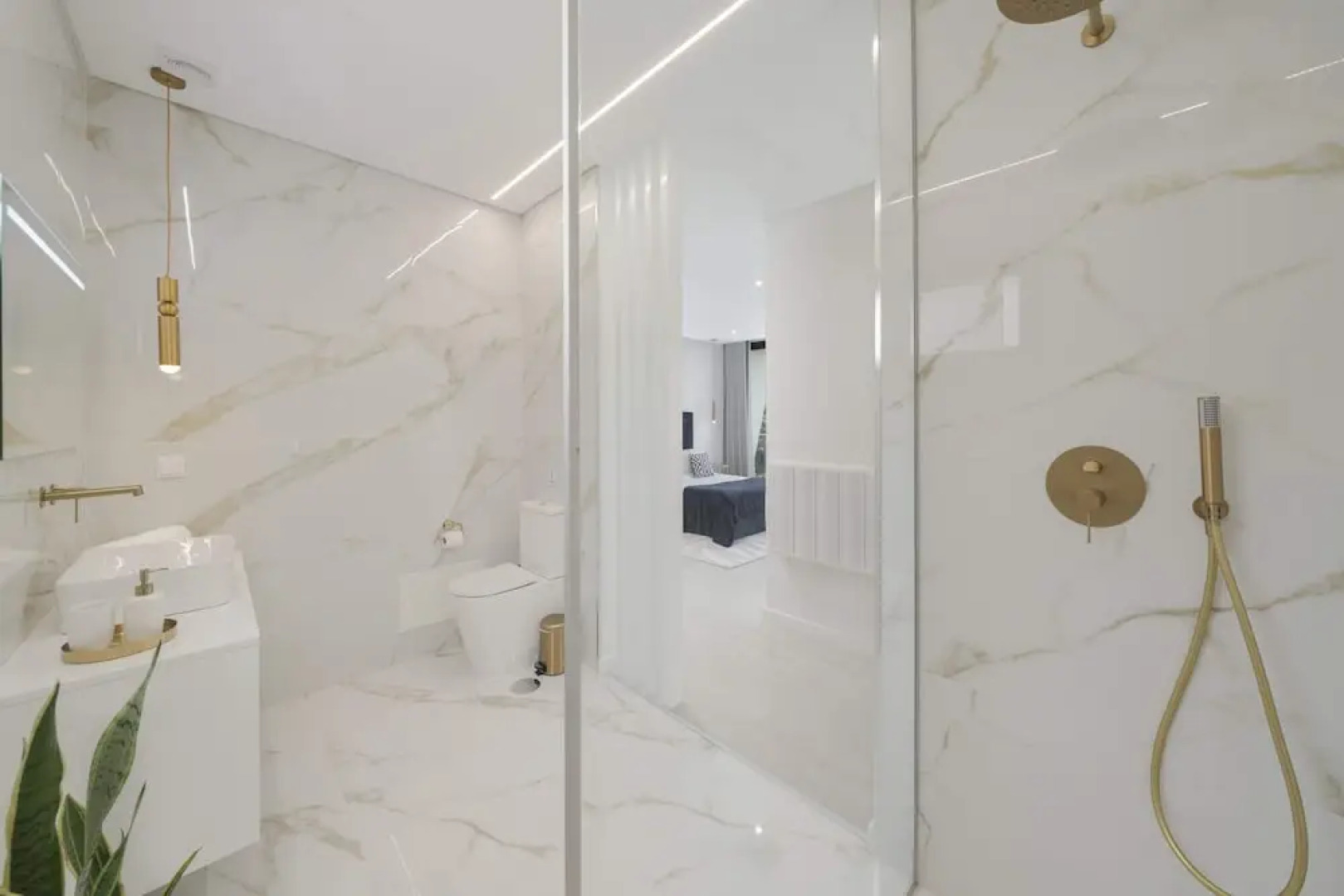 Sun, Pool and Comfort, The White House