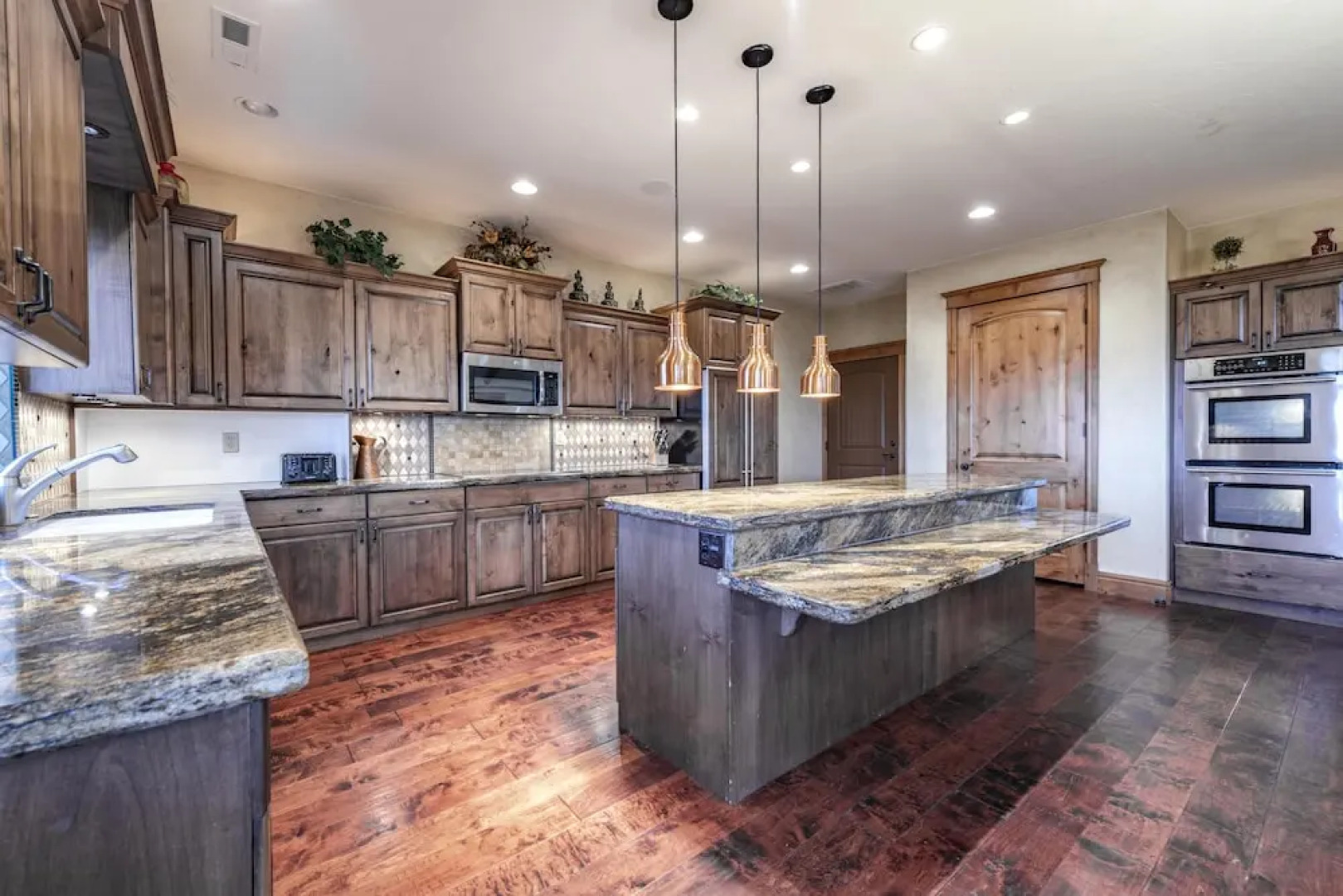 Golf Course Home, Sleeps 30, Private Hot Tub, Access to Ideal Beach, Amazing Views and Space!