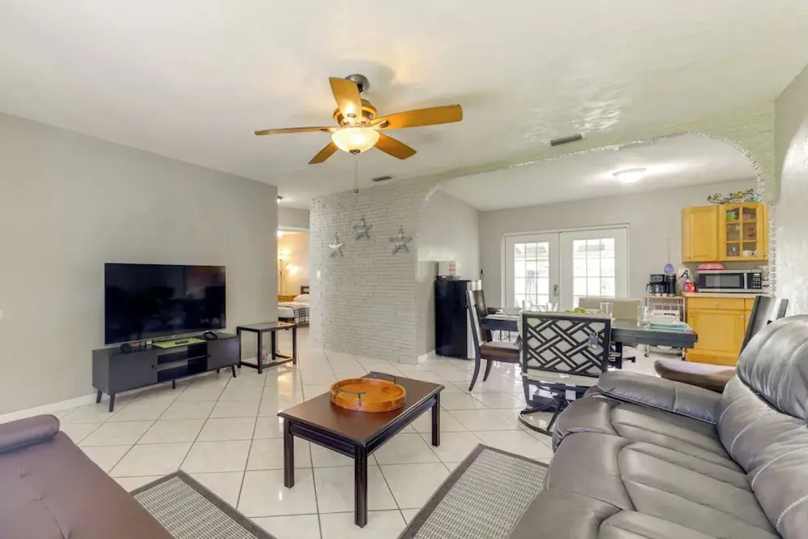 Fenced-in Yard: Home 3 Mi to Hard Rock Stadium!