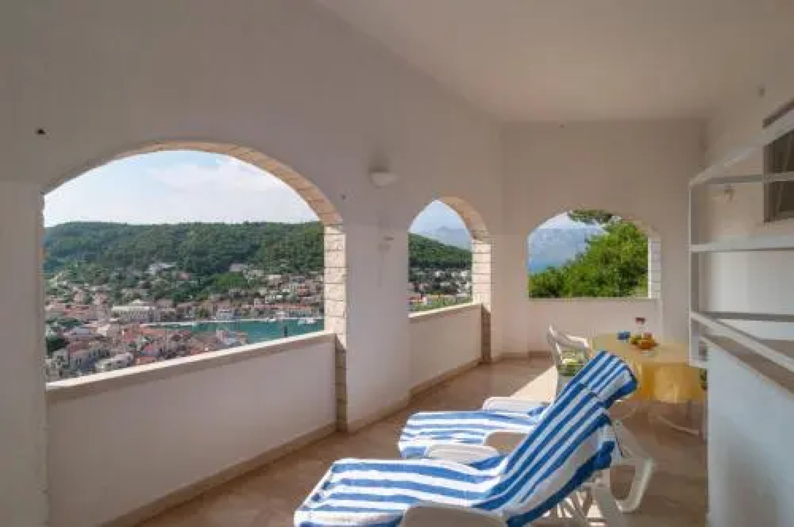 Apartment Pucisca with Sea View II