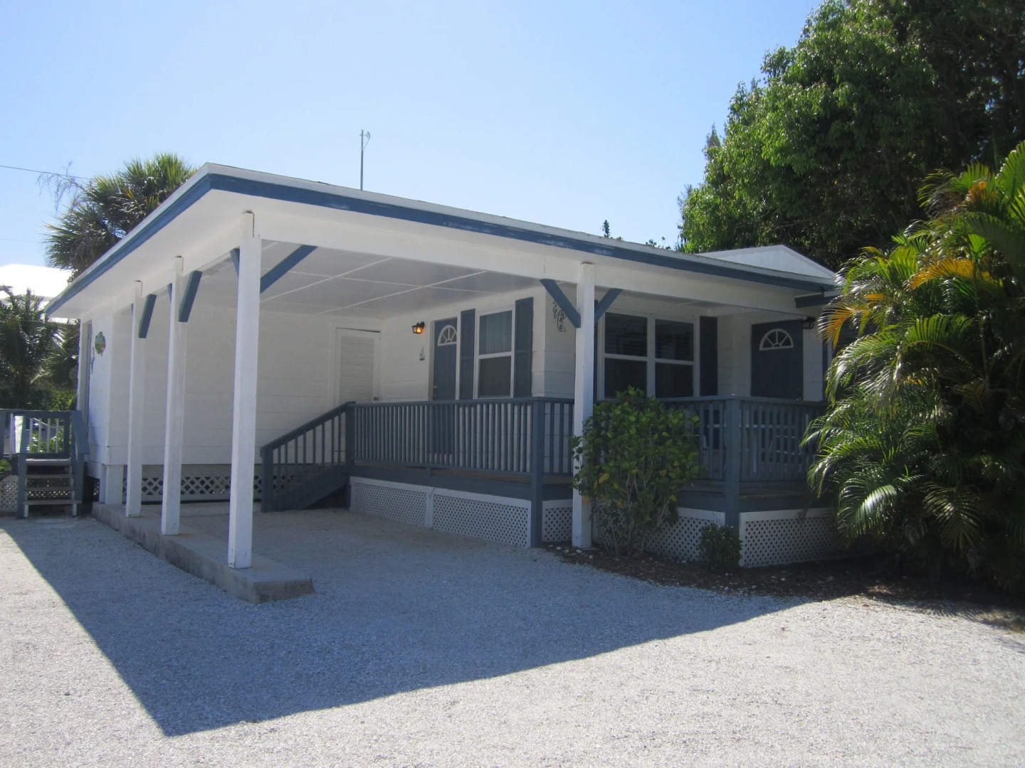 Tropical Winds Beachfront Motel and Cottages