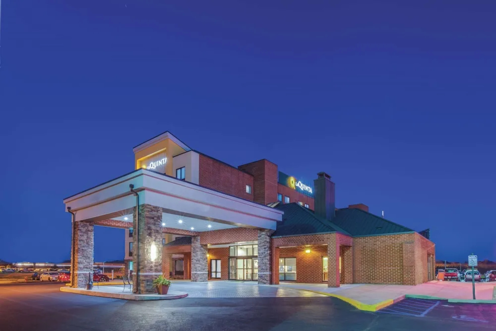 La Quinta Inn And Suites Philadelphia Airport (Ex Airport Inn Philadelphia /Ex Comfort Inn)