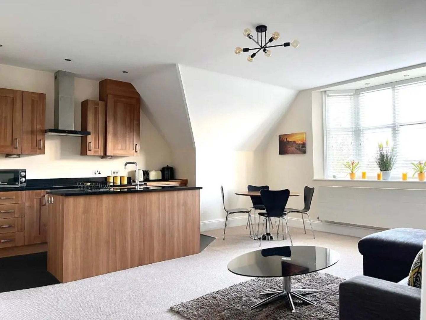 Regal Retreat Modern 2 bed apartment 400m from sea